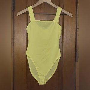 Boohoo Size 2 Pale Yellow Ribbed Knit Bodysuit